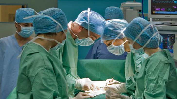 Premieră spectaculoasă: Trei copii au fost operaţi pe inimă fără a li se deschide pieptul