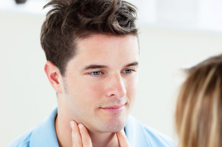 Ce obiceiuri zilnice pot afecta sănătatea glandei tiroide