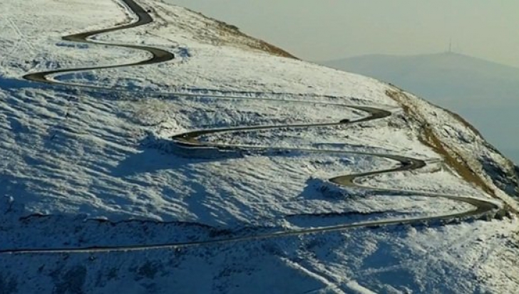 Un șofer craiovean a rămas blocat în zăpadă pe Transalpina. Șoseaua este închisă de o lună