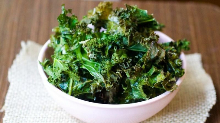 Varza kale, leguma care-ți oferă mai multe vitamine decât unele fructe