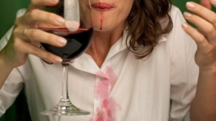 Cum cureţi cel mai uşor petele de vin roşu de pe faţa de masă sau de pe haine