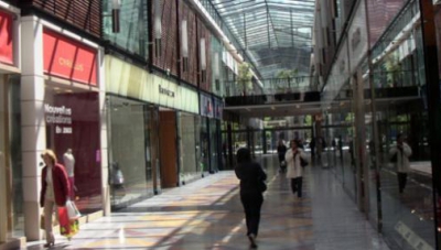 Panică într-un mall din Franţa: un bărbat părea să aibă o armă semiautomată. Ce avea, de fapt