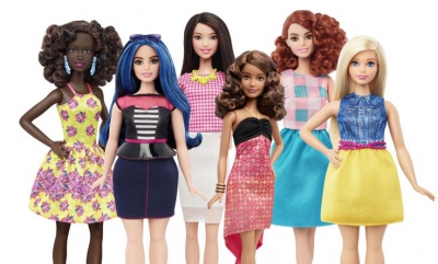 Păpuşa Barbie îşi schimbă silueta: are formele unei femei reale - GALERIE FOTO