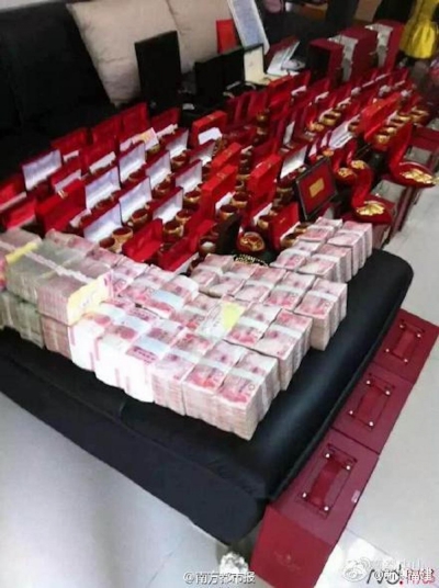 Aşa arată extravaganţa la o nuntă! Fotografiile cu o mireasă din China şi "zestrea" ei, virale