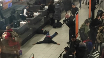 Alertă teroristă pe aeroportul din Amsterdam. Pasagerii, evacuați de urgență
