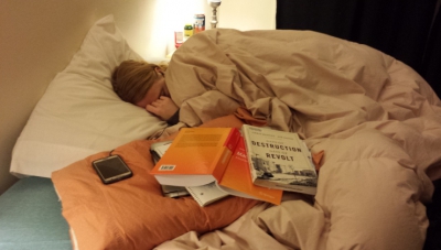 A postat pe internet o poza cu iubita lui în pat, înconjurată de cărţi. Explicaţia lui 
