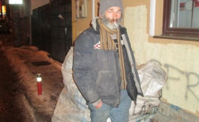 Bărbatul acesta trăiește acum din adunat gunoaie. Lumea, uimită când află cine era el acum 30 de ani