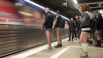 "No Pants Subway Ride": Bucureştenii, invitaţi să circule cu metroul fără să poarte pantaloni