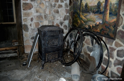 A găsit o casă părăsită, a intrat &icirc;n ea şi, c&acirc;teva secunde mai t&acirc;rziu, a regretat AMARNIC. Era...