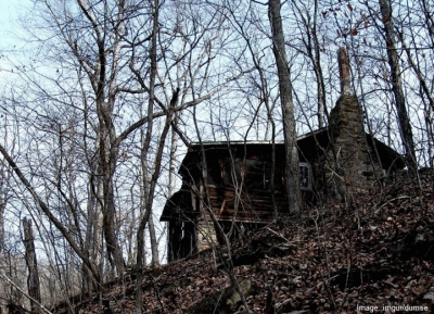 A găsit o casă părăsită, a intrat &icirc;n ea şi, c&acirc;teva secunde mai t&acirc;rziu, a regretat AMARNIC. Era...