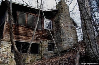 A găsit o casă părăsită, a intrat &icirc;n ea şi, c&acirc;teva secunde mai t&acirc;rziu, a regretat AMARNIC. Era...