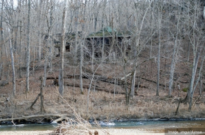 A găsit o casă părăsită, a intrat &icirc;n ea şi, c&acirc;teva secunde mai t&acirc;rziu, a regretat AMARNIC. Era...