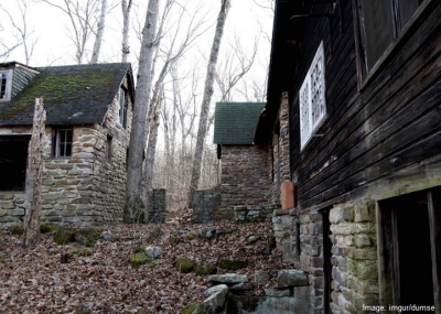 A găsit o casă părăsită, a intrat &icirc;n ea şi, c&acirc;teva secunde mai t&acirc;rziu, a regretat AMARNIC. Era...