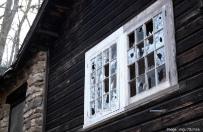 A găsit o casă părăsită, a intrat &icirc;n ea şi, c&acirc;teva secunde mai t&acirc;rziu, a regretat AMARNIC. Era...