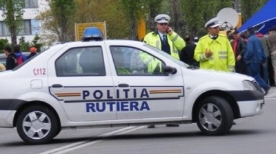 Poliţiştii români au urmărit un trafic o maşină ce nu vroia să oprească. ŞOC! Cine era la volan