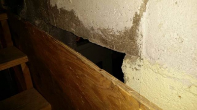 Au ajuns în subsolul casei și au găsit o cameră secretă. Au intrat în ea și s-au îngrozit