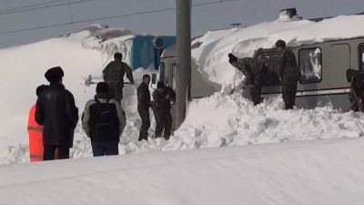 Întârzieri de sute de minute, trenuri blocate şi călători ţinuţi în frig, luni dimineaţa