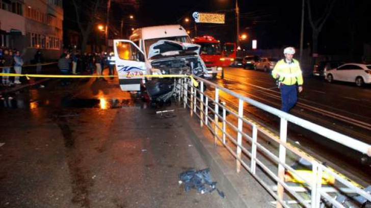 Accident șocant, sâmbătă noapte. Un microbuz cu pasageri s-a izbit de refugiul de tramvai în Brăila
