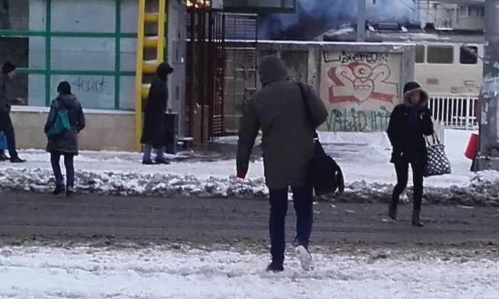 Situaţie incredibilă în Bucureşti, după ce a nins. Cum arată dispreţul drumarilor pentru bucureşteni