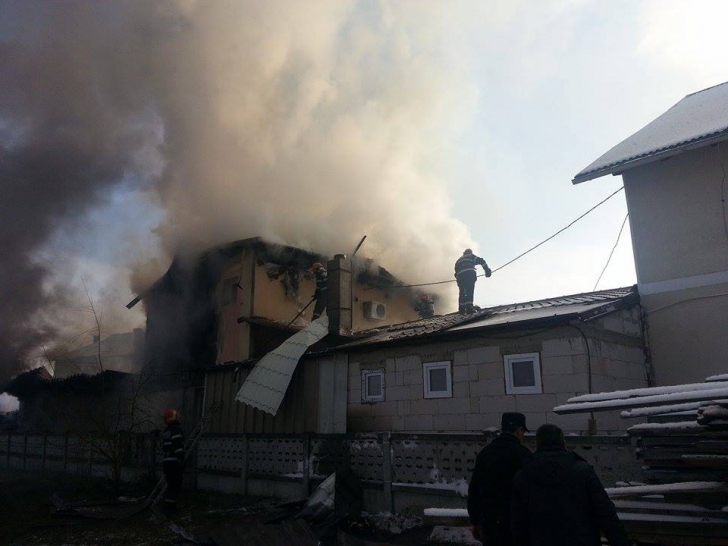 Incendiu violent la o casă de copii din Neamţ. 21 de copii şi 10 îngrijitoare, evacuaţi