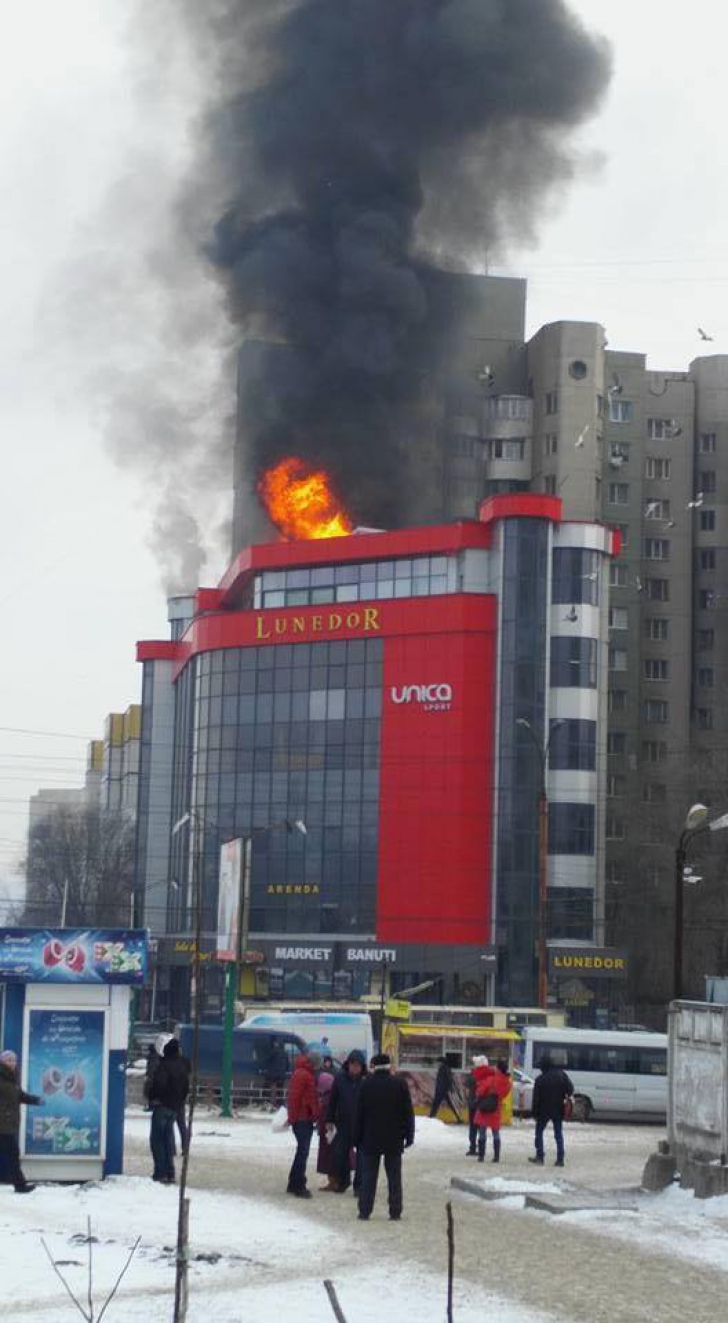 Incendiu la un centru comercial. Patru echipaje de pompieri s-au luptat cu flăcările uriașe 