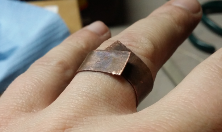 A transformat o bucată de metal într-un inel de logodnă superb. E fantastic ce a făcut bărbatul