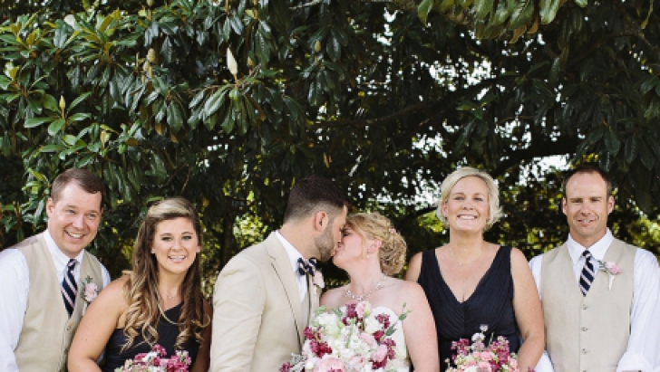 Fotografia de la nuntă care a devenit virală! Toată lumea râde: cine "i-a luat faţa" miresei