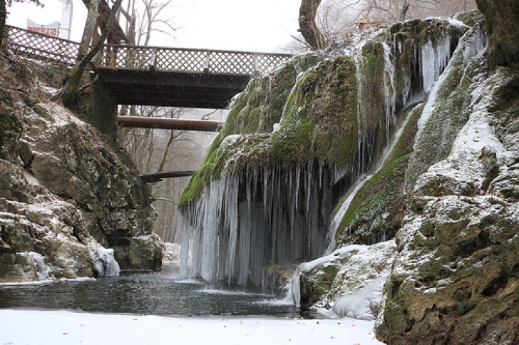 Una dintre cele mai frumoase căderi de apă din lume, cascada Bigăr din Caraş, a îngheţat