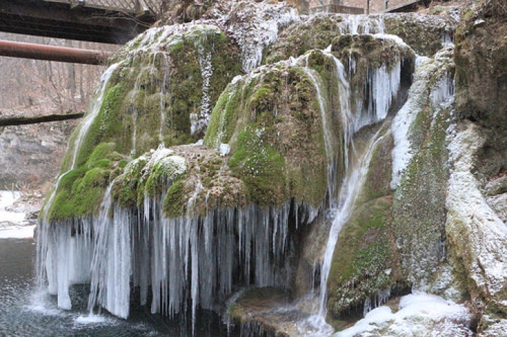 Una dintre cele mai frumoase căderi de apă din lume, cascada Bigăr din Caraş, a îngheţat
