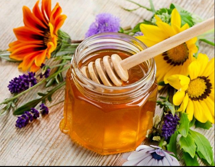 Cum îți dai seama dacă mierea cumpărată e naturală sau nu