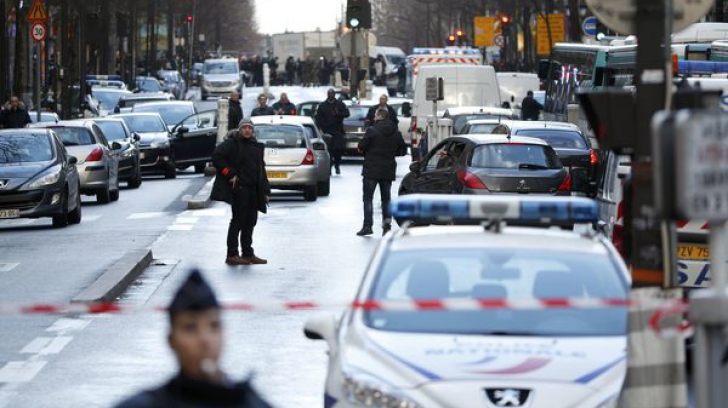 Focuri de armă la Paris. Un bărbat ucis în fața unui comisariat de poliție. Posibil atac terorist