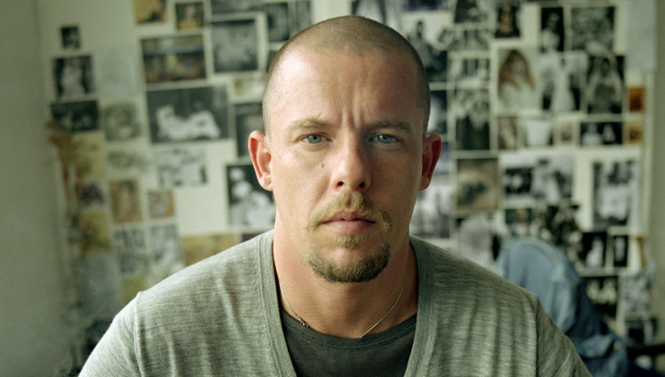 Viaţa creatorului de modă Alexander McQueen va fi transpusă într-un film