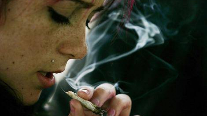 STUDIU. Câţi adolescenţi români recunosc că au fumat, cel puţin o dată, marijuana