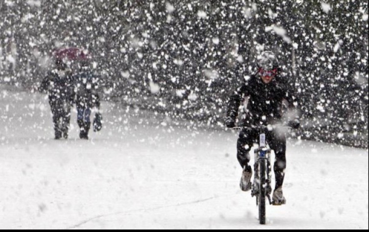 Iarna revine în forţă. Ninge în România. Stratul de zăpadă măsoară 25 de centimetri
