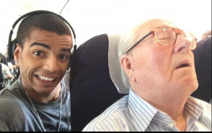 Și-a făcut un selfie cu un pasager dormind în avion. Gestul său l-a făcut să regrete amarnic