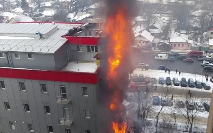 Incendiu la un centru comercial. Patru echipaje de pompieri s-au luptat cu flăcările uriașe 