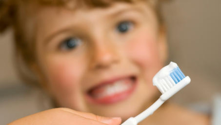Periuţă şi pastă de dinţi, oferite gratuit elevilor.Ce impact ar avea proiectul pentru copiii români