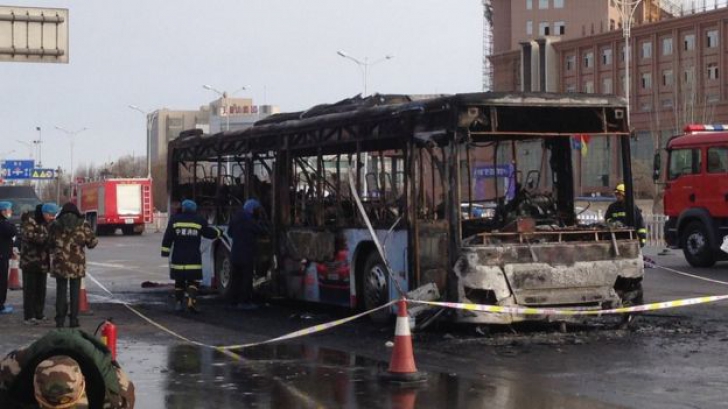 Tragic! Un autobuz a luat foc: 14 persoane au murit, 30 de răniți