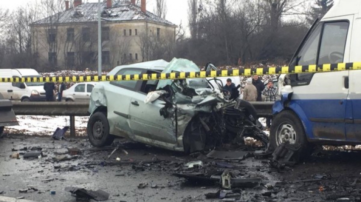 Accident grav la Oradea, după ce trei maşini s-au ciocnit. Două persoane au murit
