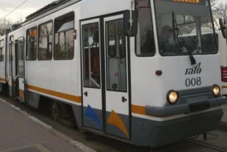 Grav accident de tramvai în București. Un bărbat, lovit pe trecerea de pietoni, dimineață