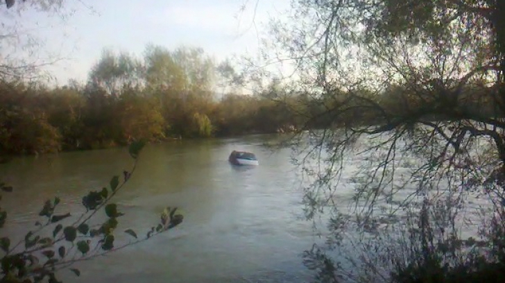Accident grav: a pierdut controlul volanului din pricina poleiului şi a plonjat într-un râu