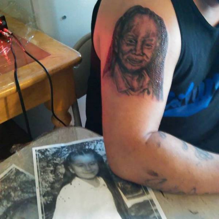 A vrut tatuaj cu chipul fiicei. Când a văzut rezultatul s-a îngrozit: a ieșit un monstru