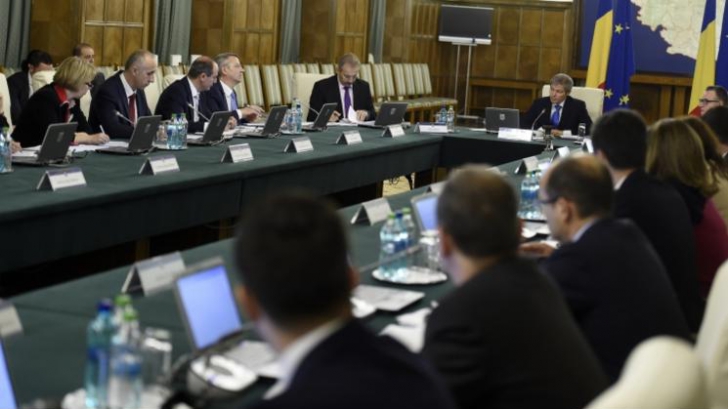 Doi miniştri ai Guvernului Cioloş au cerut locuinţe de serviciu deşi deţin case în Capitală