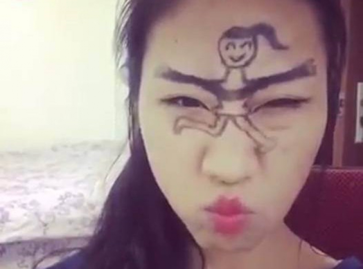 Vine din China şi e noua nebunie pe internet: adolescenţii se filmează făcând asta!