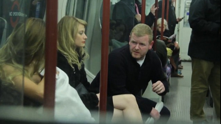 Îşi alăpta copilul într-un tren de metrou, când ceva neaşteptat s-a întâmplat. Ce a făcut un bărbat
