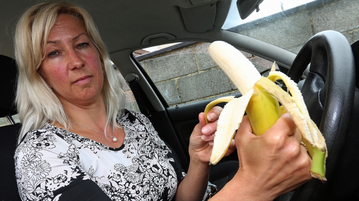 Era blocată în trafic, aşa că a vrut să mănânce o banană. De ce a amendat-o Poliţia