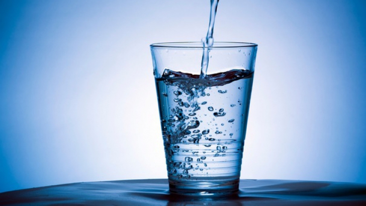 Adaugă un singur ingredient în apa pe care o bei şi vei obţine un medicament uluitor!