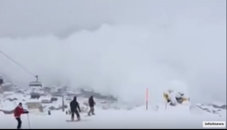 Avalanșă masivă într-o stațiune montană. Totul a fost surprins de camerele de luat vederi