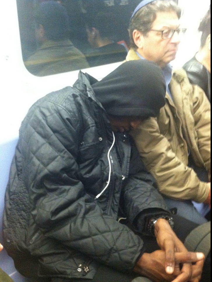 A încercat să trezească un tânăr care adormise în metrou. Ce s-a întâmplat apoi e dincolo de cuvinte