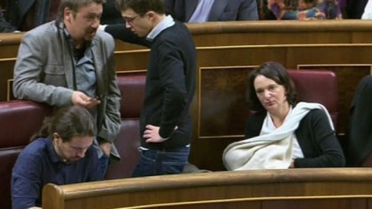 Scandal în Parlamentul spanion după ce un deputat şi-a alăptat bebeluşul în plen